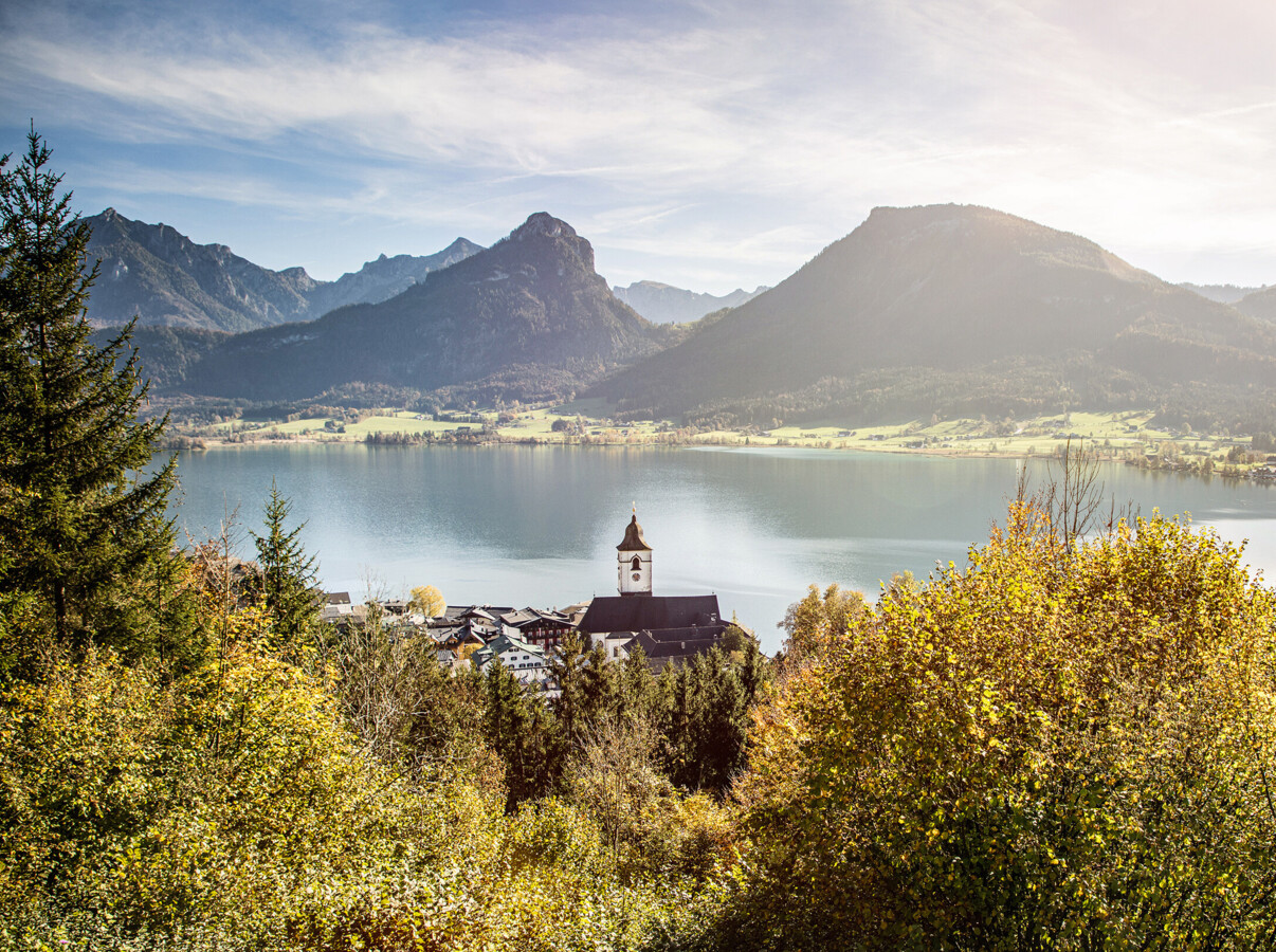 Die Wallfahrtskirche in St. Wolfgang mit Blick auf den Wolfgangsee.